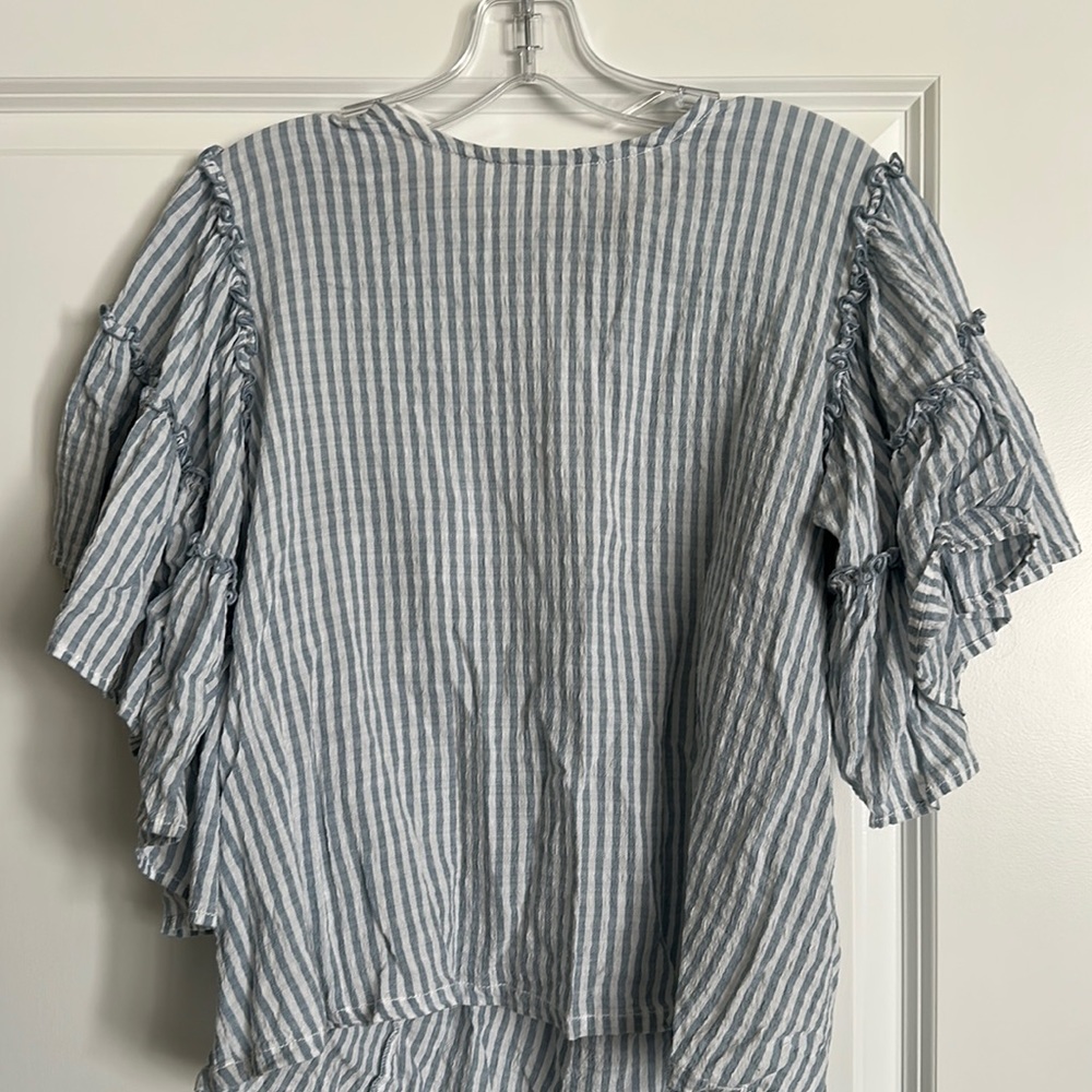 Anthropologie flutter sleeve Summer seersucker top. Size Small. Open tie back